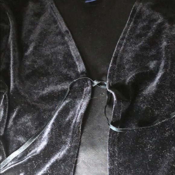 Black stretch velour girls cardigan size 6/7 - Picture 3 of 3